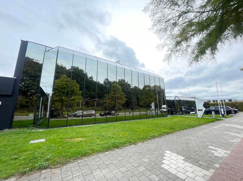 In de strategisch gelegen industriezone 'Terbekehof' te Wilrijk bieden wij een veelzijdig bedrijfsgebouw aan. Dit pand beschikt over ca. 3.340m² magaz