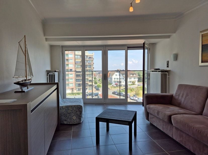 Op zoek naar een instapklare studio aan zee?<br />
Deze gezellige, volledig vernieuwde studio op de vierde verdieping biedt een prachtig uitzicht op h