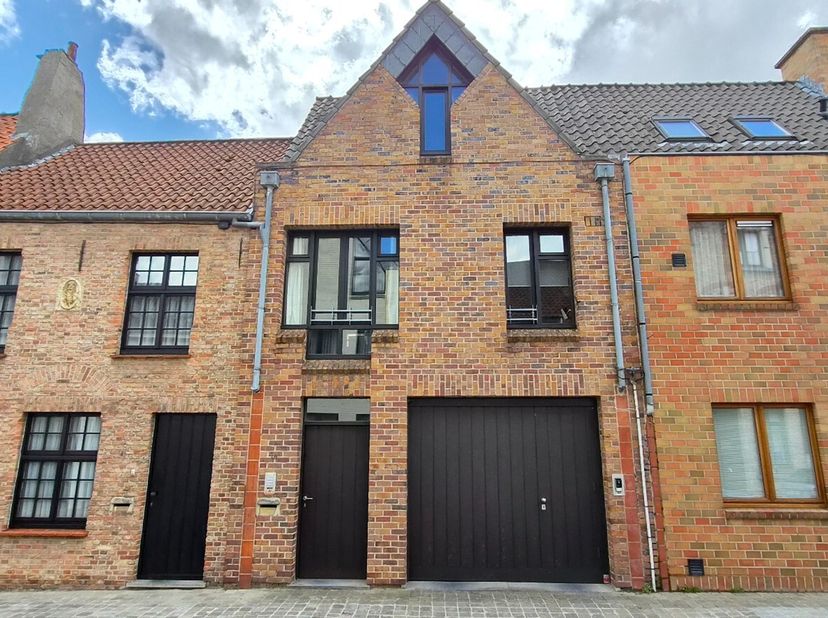 BRUGGE: gelegen nabij het Astridpark en op 10 min van het station. Deze woning wordt verhuurd ZONDER de garage! Verder beschikt het huis over: ruime i