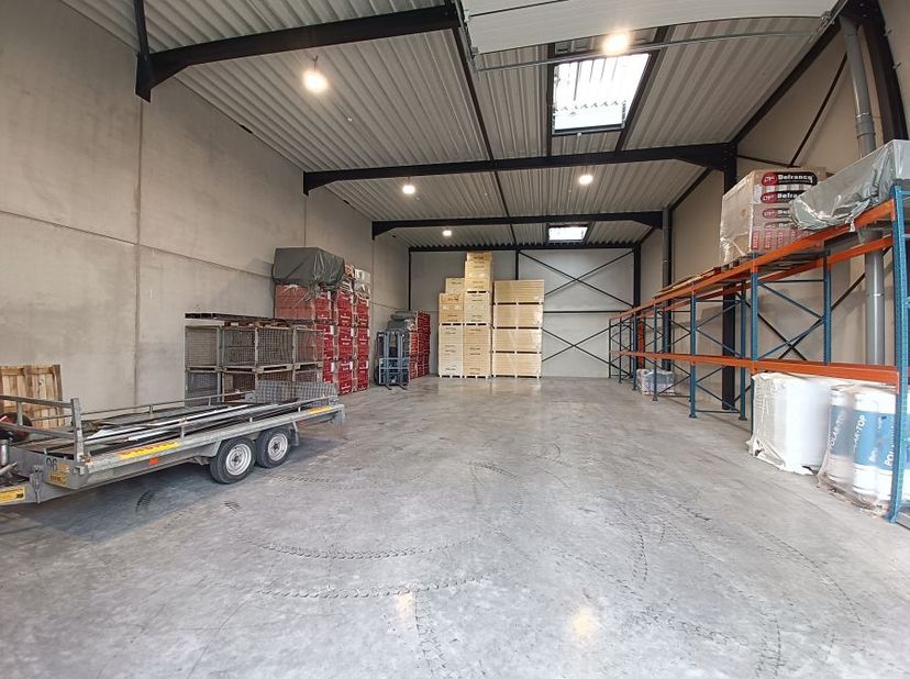 KMO-unit in Sint-Katelijne-Waver. 253 m² magazijn, 4 parkeerplaatsen. Aan de Antwerpsesteenweg nabij E19.<br />
<br />
--------<br />
niet opsplitsbaa