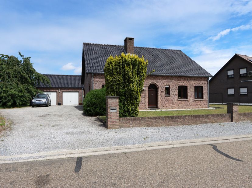 Dit degelijk gebouwd huis is ideaal voor wie op zoek is naar een instapklare, verzorgde woning met mogelijkheid tot volledig gelijkvloers wonen.  Met
