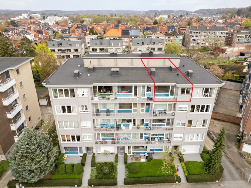 Ligging<br />
Dit appartement is rustig gelegen in de Guido Gezellelaan, met een vlotte verbinding naar het centrum en belangrijke invalswegen. Winke