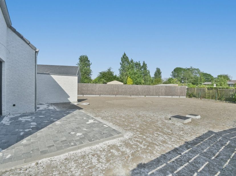 Op een rustige maar tegelijk centrale ligging in Gistel verrijst deze hedendaagse nieuwbouwwoning. De woning werd ontworpen met bijzondere aandacht vo