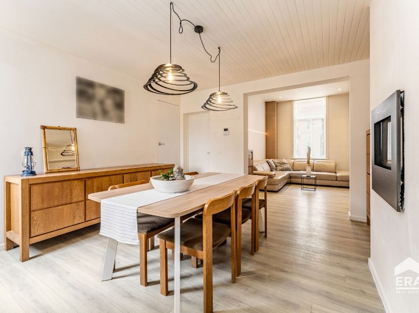[[ DIT PAND NEEMT DEEL AAN DE ERA OPEN HUIZEN DAG OP 19/9 VAN 14:30 TOT 15:30 ]] De woning bevindt zich in het rustige Stasegem op een boogscheut van