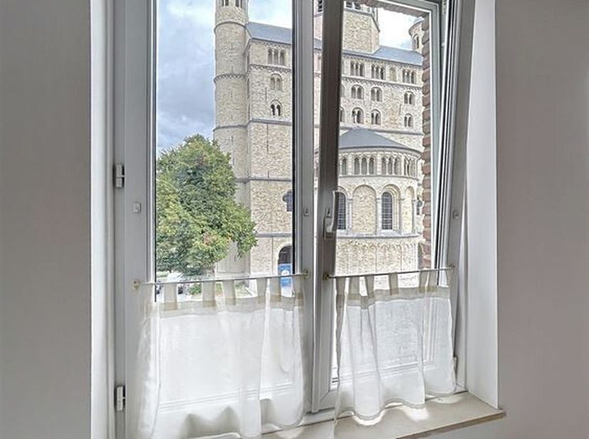 (Grote Markt) In een klein gebouw dicht bij alle voorzieningen, mooi appartement met: inkomhal, woonkamer met uitzicht op de collegiale kerk, volledig