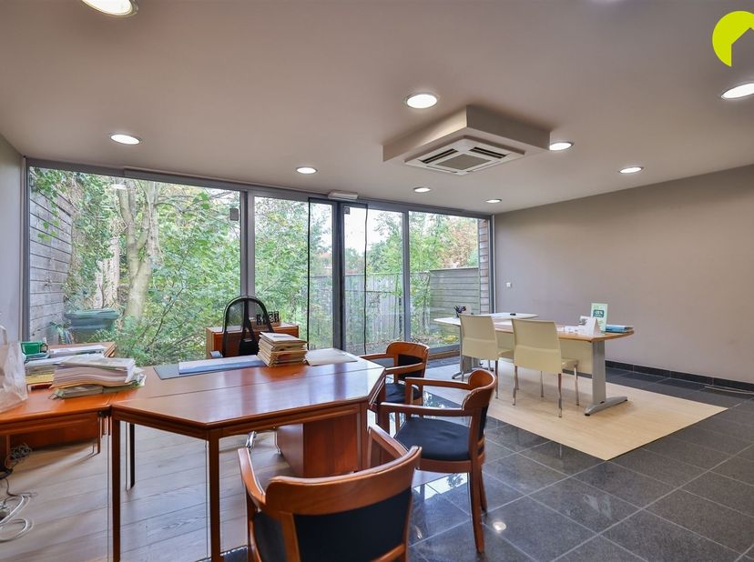 Dans le centre commercial de Hove, situé sur la Kapelstraat, nous vous proposons cet ancien bureau de banque. La surface habitable est de 155m².<br />