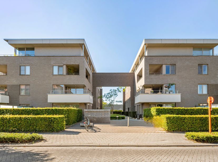 Modern en instapklaar 2-slaapkamerappartement met autostaanplaats en kelderberging in centrum Hoogstraten.<br />
Dit praktisch appartement is gelegen