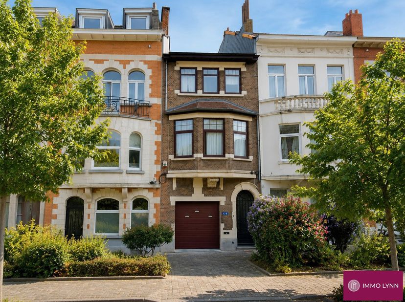 Instapklare bel-etagewoning met 3 kamers en grote garage. Indeling gelijkvloers: inkomhal, ruime garage en grote bureau/ kamer. Op de 1ste verdieping: