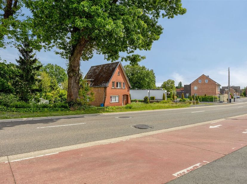 TE KOOP: Te renoveren woning met ruim perceel en projectmogelijkheden in Lummen!<br />
Bent u op zoek naar een renovatieproject met veel potentieel? D