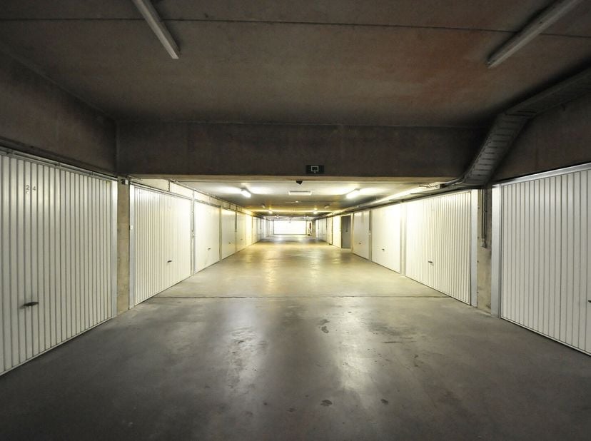 Afgesloten garagebox  nummer 19 gelegen in Brugge centrum.<br />
Inrit naar het garagecomplex naast residentie Ten Eeckhoute.