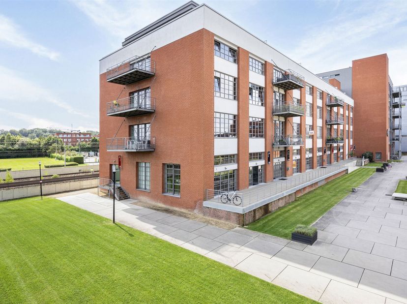 In de voormalige Henkelfabriek te Herent bieden wij u een multifunctionele kantoorruimte aan van maar liefst 250m². Het betreft een gelijkvloerse verd