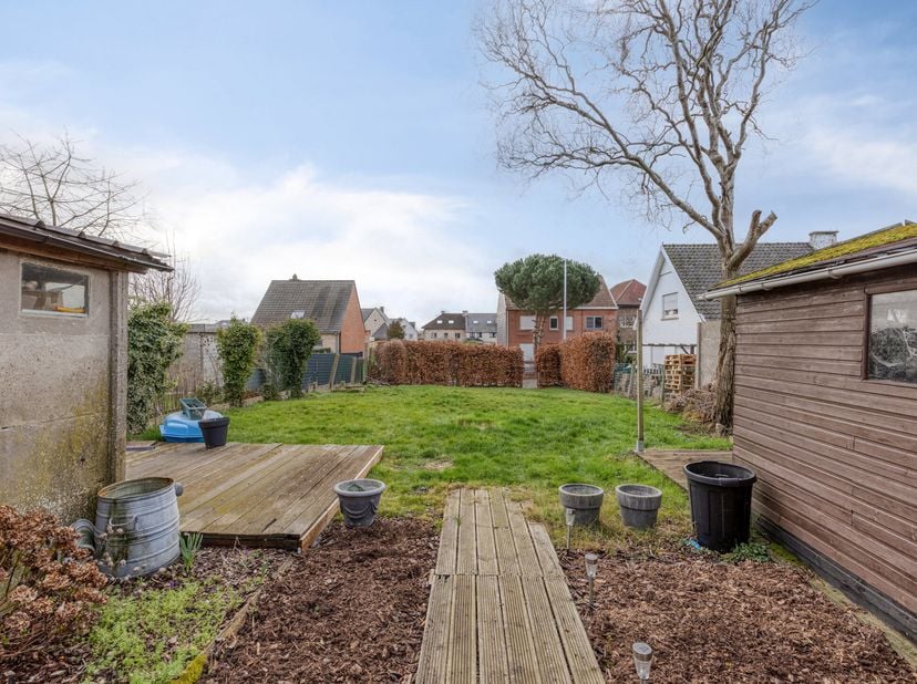 ***KIJKDAG ZATERDAG 20/06 | 9u30 - 12u30 *** OP AFSPRAAK*** Rustig gelegen halfopen bebouwing op een perceel van 4a 60ca te Affligem. De woning is uit