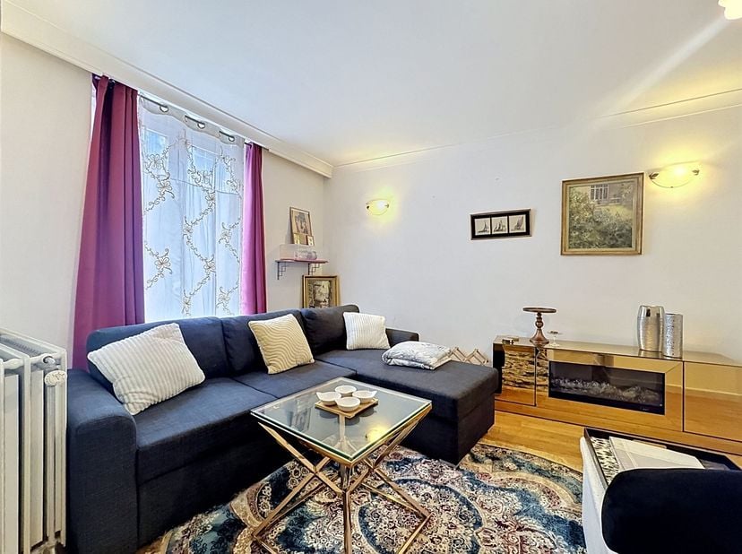 Quartier Bourse - Bel appartement meublé 1 chambre de +/-55m² avec balcon situé au 2ème étage d'un immeuble de 5 étages composé comme suit : un hall d