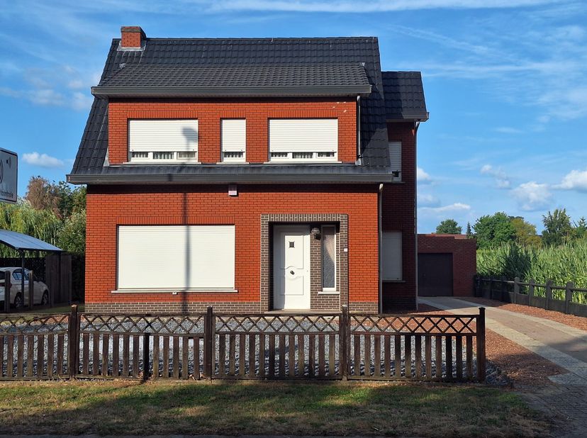 Te renoveren woning, open bebouwing, aan de rand van Veerle Centrum. <br />
<br />
Deze woning is zeer gunstig gelegen in landelijk woongebied en bied