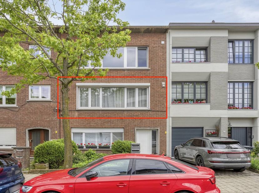 Bij het betreden van het appartement komt u terecht in een inkomhal die toegang biedt tot alle ruimtes. De lichtrijke leefruimte beschikt over een net