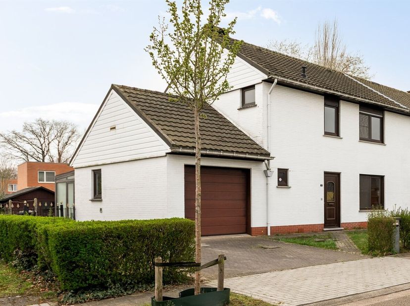 Te renoveren halfopen bebouwing (houtskeletbouw) op rustige ligging te Brecht, Gabrielle Petitlaan 21. <br />
Op zoek naar een woning die u volledig n