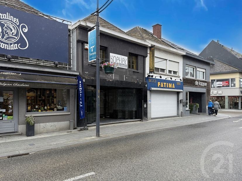 Handelspand in het centrum van Tremelo op de winkelstraat!<br />
 Op het gelijkvloers is er een commerciële ruimte met een mooie etalage, een badkamer