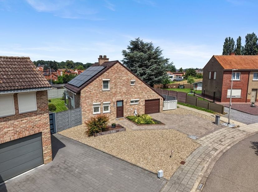 Deze charmante open bebouwing is gelegen aan Den Kulter 40 in Gingelom, een rustige en aangename woonomgeving waar groen, ruimte en bereikbaarheid han