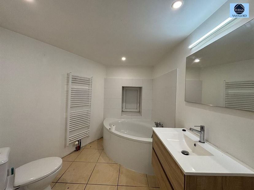 MAISON RUSTIQUE AVEC 3 CHAMBRES À EVERBEEK<br />
Prix demandé : 169.000 euros<br />
Cette maison à rafraîchir est située dans la campagne d'Everbeek,
