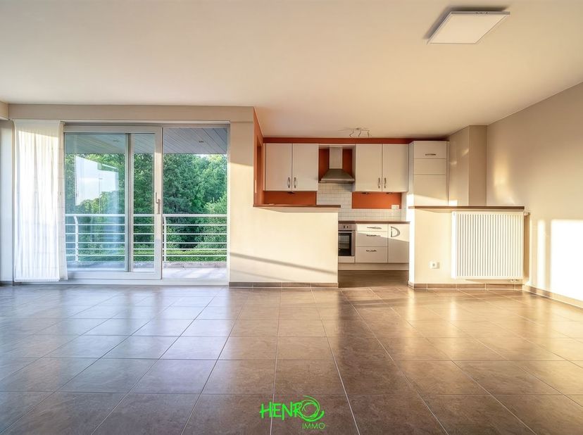 Très bel appartement 2 chambres situé au 2 ème étage d'une copropriété familiale de standing avec ascenseur. Hall d'entrée avec vestiaire, vaste séjou