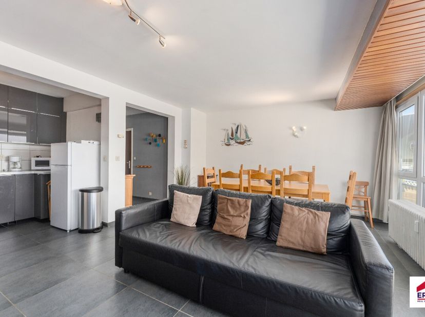 Te koop: gerenoveerd appartement in het centrum van Koksijde, op de Koninklijke Baan, nabij alle voorzieningen en met vrij zicht.Dit appartement, rece
