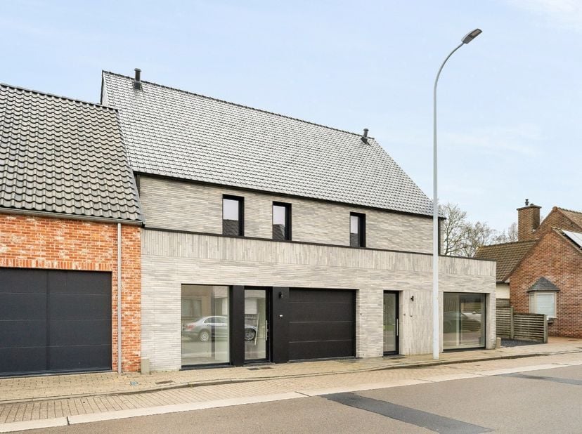 - Maison prête à emménager dans la rue Oostrozebeeksestraat 52 à Wielsbeke<br />
- Espace de vie lumineux avec une belle cuisine ouverte<br />
- Buand