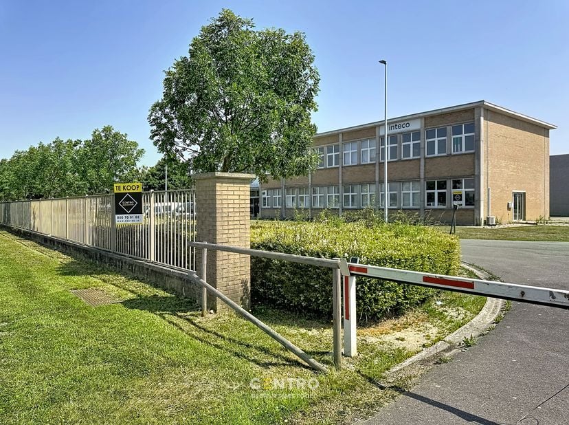 Instapklare opslagruimte (144m2) voorzien van 2 sectionaalpoorten + kantoor (Circa 24m2) te Lissewege!<br />
<br />
Benaderende OPPERVLAKTEN:<br />
Ma