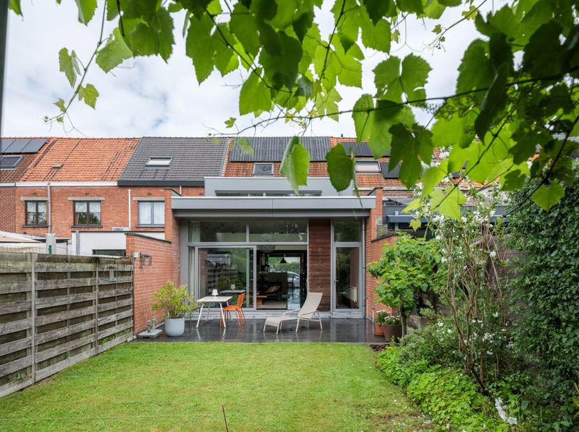 Achter de gevel van deze instapklare woning ontvouwt zich een verrassend ruim en harmonieus woonconcept, waar architectuur, licht en comfort elkaar mo