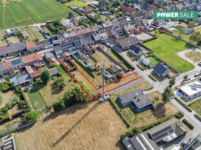 In het hart van het landelijke Proven vindt u in de Obterrestraat 42 deze te renoveren rijwoning.<br />
De woning zelf beschikt over een klassieke ind