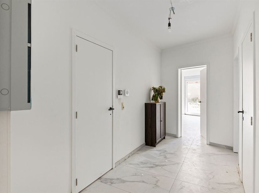 Ligging: Dit prachtig appartement is centraal gelegen nabij de Bredabaan en de Groenendaallaan. Op wandelafstand van verschillende scholen, winkels, h