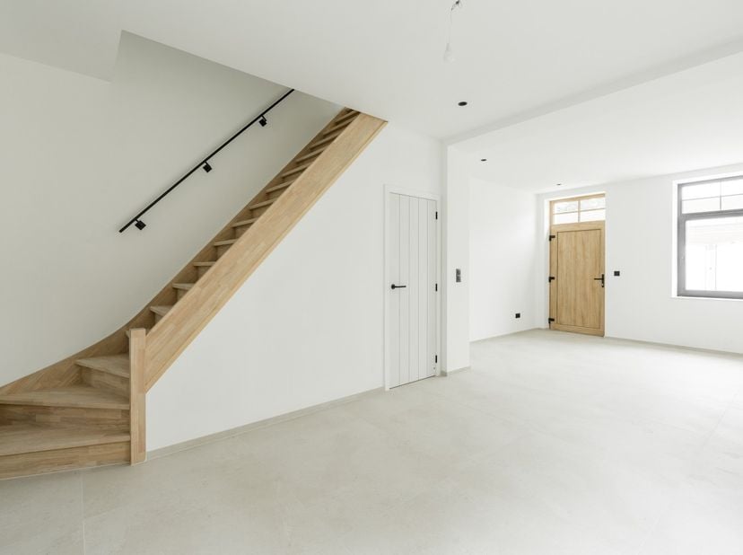 Deze woning vinden we terug op Lutlommel 84 te Lommel, op een steenworp van de Nederlandse grens en alle faciliteiten. De woning werd in 2025 volledig