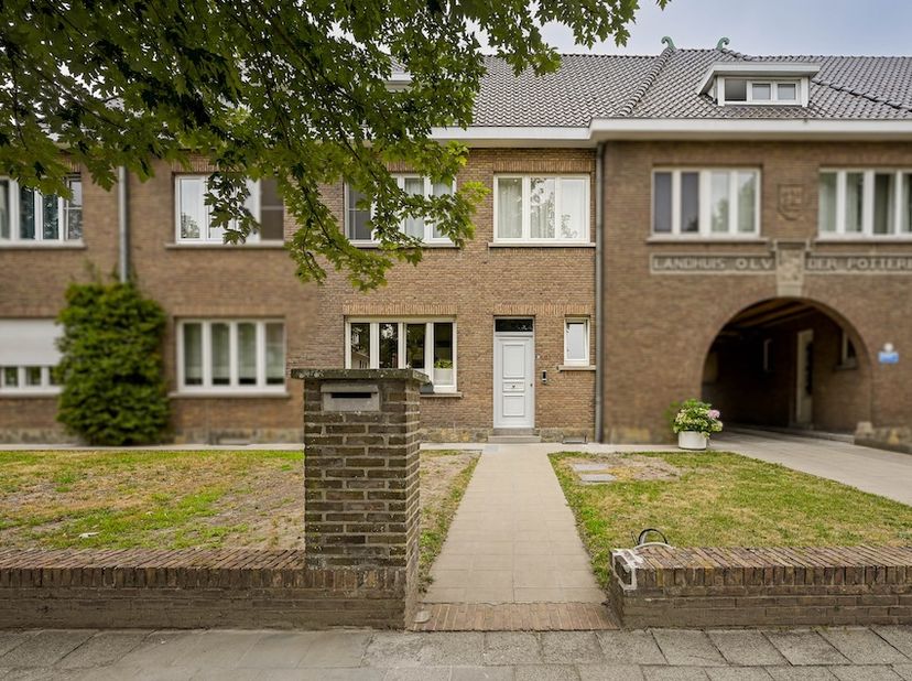 Deze karaktervolle woning maakt deel uit van het voormalige Landhuis Onze-Lieve-Vrouw der Potterie, een bijzonder architecturaal geheel dat rond 1940