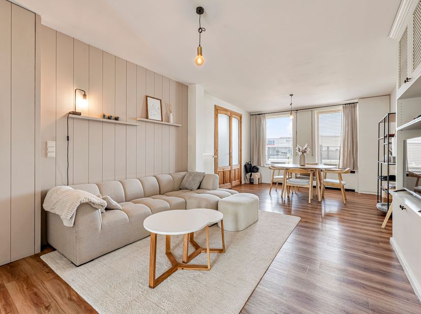 Instapklare woning met gezellige tuin zoekt nieuwe eigenaars!<br />
We betreden de woning via de inkomhal met gastentoilet en komen vervolgens in de a