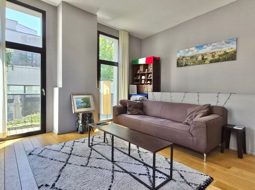 Nous vous présentons cette belle arrière maison dans un clos fermé, au calme, 2 chambres MEUBLÉE située à proximité du Sablon, place Stalingrad et Man