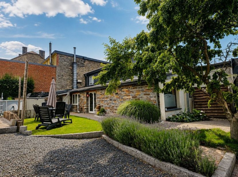 ERA BLUX presenteert u met plezier deze charmante woning, ideaal gelegen in het hart van het dorp Limerlé, dicht bij de centra van Vielsalm, Houffaliz