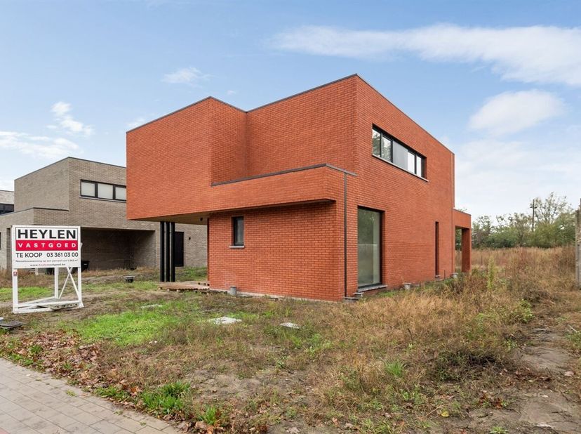 Zeer ruime, uiterst energiezuinige, moderne nieuwbouwvilla, uitgerust met 4 slaapkamers, op een groot perceel van 1.384m²!<br />
Dankzij de warmtepomp