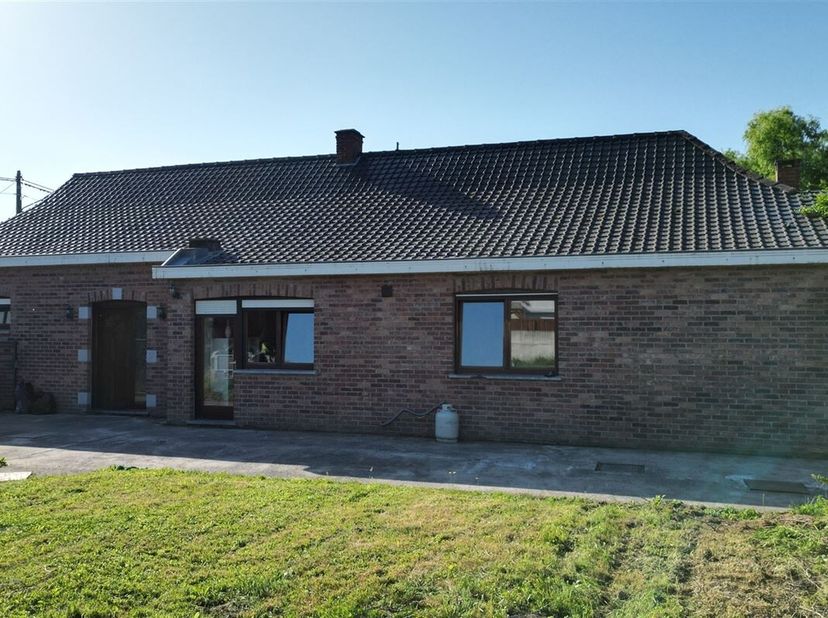 Schitterend huis met 4 voorgevels op een perceel van 14 are 85ca in Wiers.<br />
De woning omvat op de begane grond: een inkomhal, een ruime en lichte