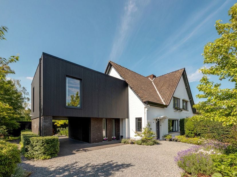 Instapklare energiezuinige halfopen bebouwing met 4 à 5 slaapkamers op 900m²<br />
Deze ruime en verzorgde halfopen bebouwing met mooie tuin biedt een
