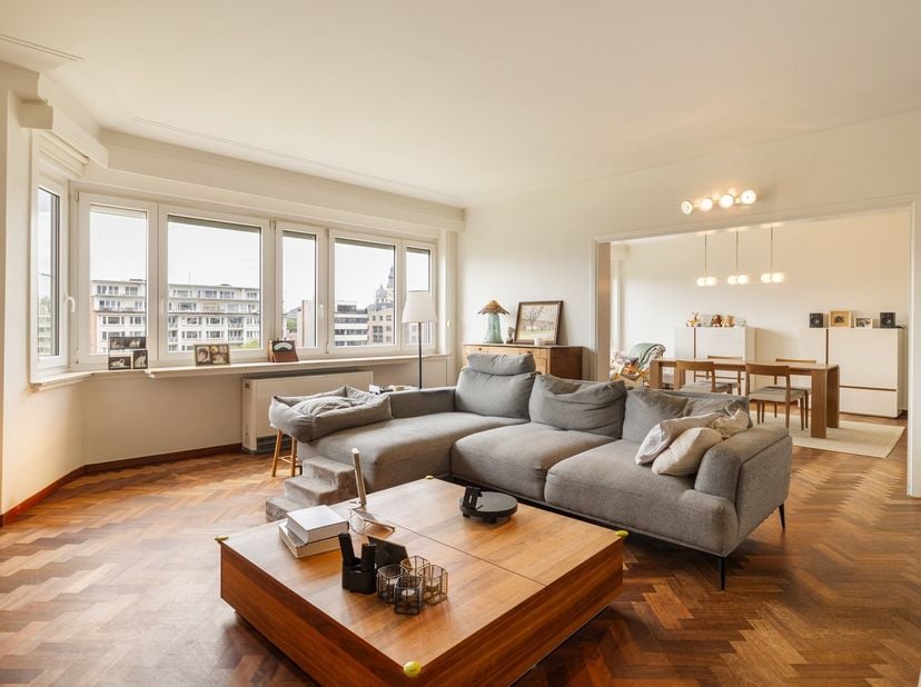 Wie op zoek is naar de perfecte combinatie van ruimte, comfort en stadsleven, hoeft niet verder te zoeken. Dit uitzonderlijke appartement van 164 m² b