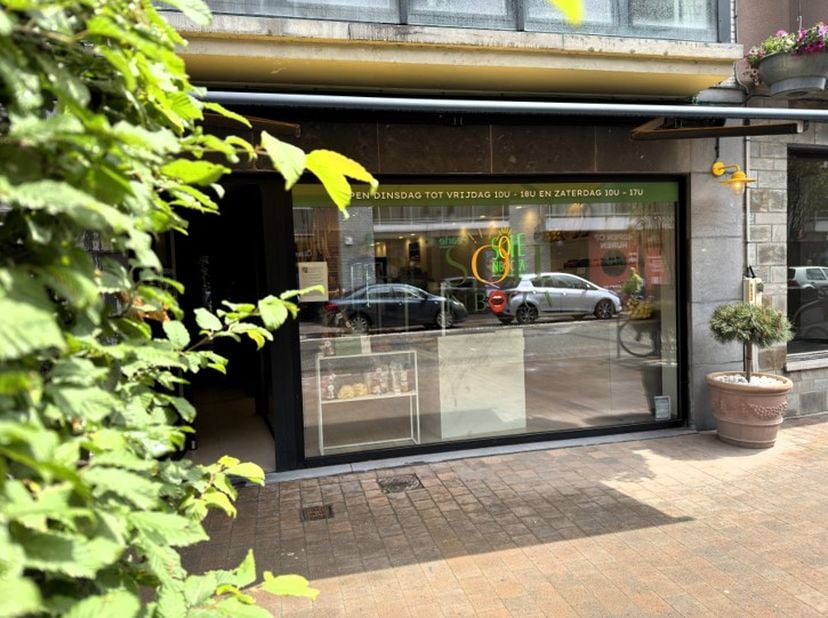Bent u op zoek naar een volledig uitgeruste traiteurzaak op een uitstekende commerciële ligging? Dan is deze instapklare zaak in een drukke winkelstra