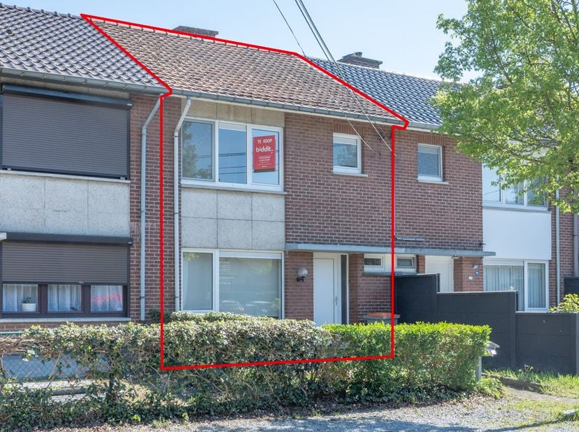 CHARMANTE WONING - <br />
<br />
Gelegen in een gezellige en rustige wijk, op een steenworp van de prachtige Mechelse Heide. Ideaal voor wie houdt van