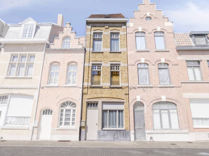Ben je op zoek naar een zorgeloze en rendabele investering op een absolute toplocatie? Deze instapklare woning met 4 slaapkamers in de Surmont de Vols