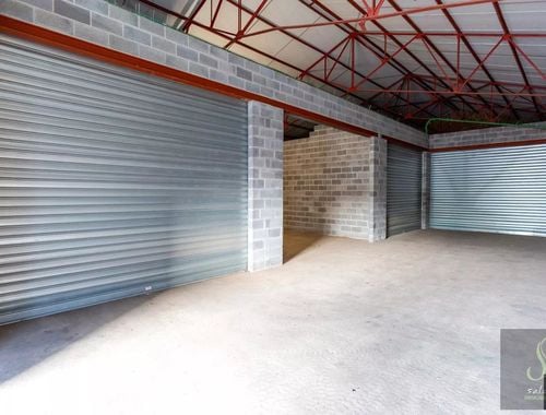                                         Entrepôt à louer à Binche, € 500
