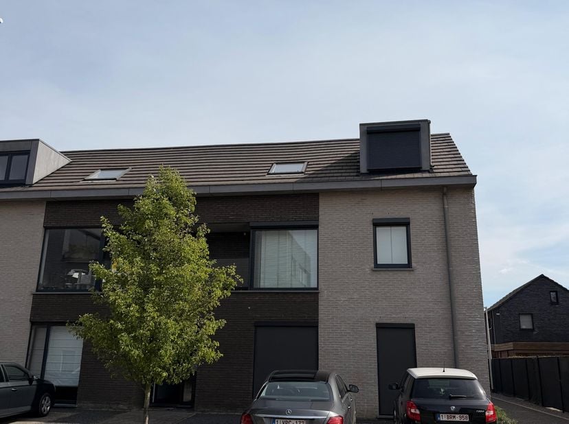 Kwalitatief afgewerkt, bemeubeld duplex appartement (121 m²) met ruim terras, EPC A en uitstekende ligging.<br />
<br />
Dit recente duplex appartemen