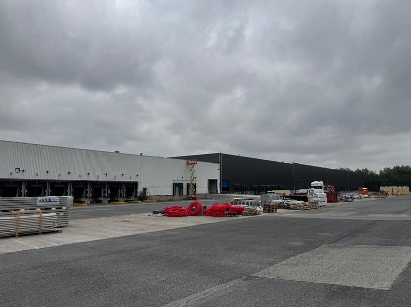 Unit 5 a<br />
<br />
- Magazijn : 5.440 m²<br />
- Kantoor : 340 m²<br />
- Vrije hoogte 11m50 m <br />
- Laadkades 7 (+7)<br />
- Bouw/ Renovatiejaa