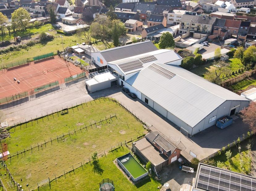 Bâtiment d’entreprise haut de gamme à louer avec une superficie totale de 1.699 m², comprenant un entrepôt combiné à des bureaux. Grâce à sa situation