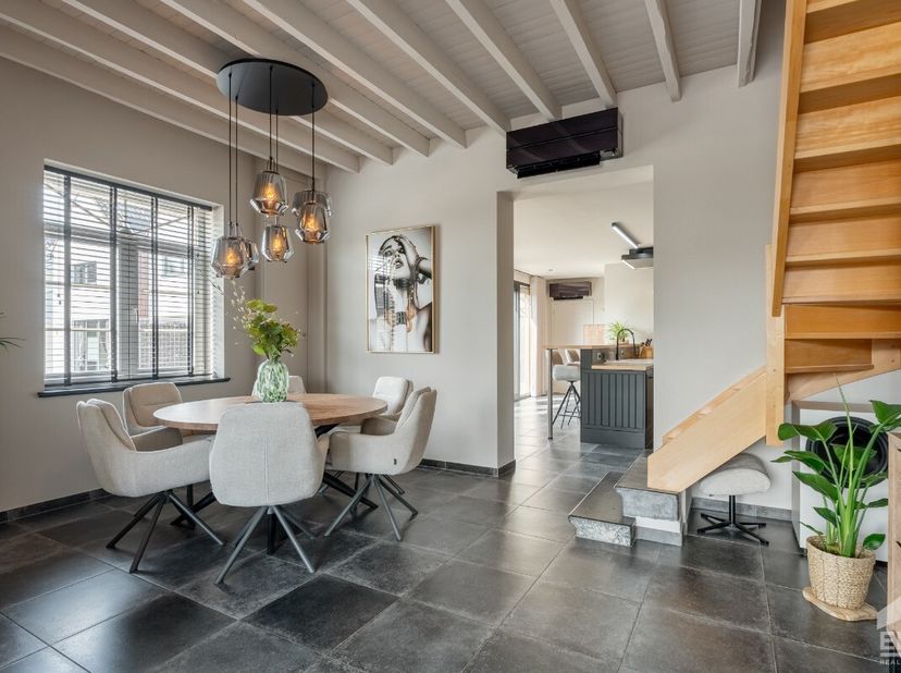 Deze karaktervolle halfopen bebouwing onderging een totaalrenovatie waarbij gekozen werd voor kwalitatieve materialen, hedendaags comfort en energiezu