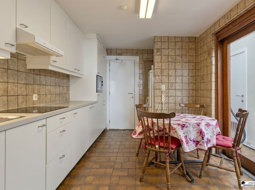 Interessante opbrengsteigendom te koop in Wilrijk, bestaande uit een studentenhuis met 5 vergunde studentenkamers, ideaal als investering met stabiel