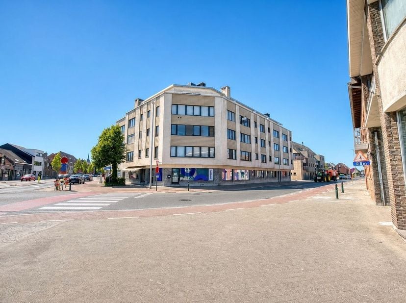 Op zoek naar een ruim en instapklaar appartement waar comfort, licht en een aangenaam uitzicht samenkomen? Dit recent gerenoveerde appartement biedt m