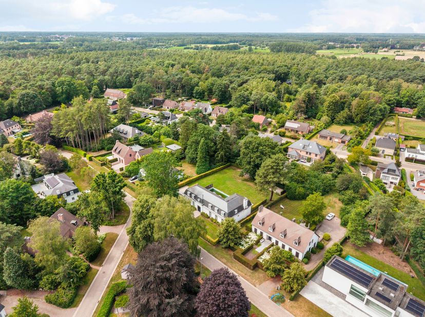 Deze charmante villa uit 2013 bevindt zich op een uitzonderlijk residentiële locatie in Herentals. Deze eigendom bestaat uit een zeer aangename leefru
